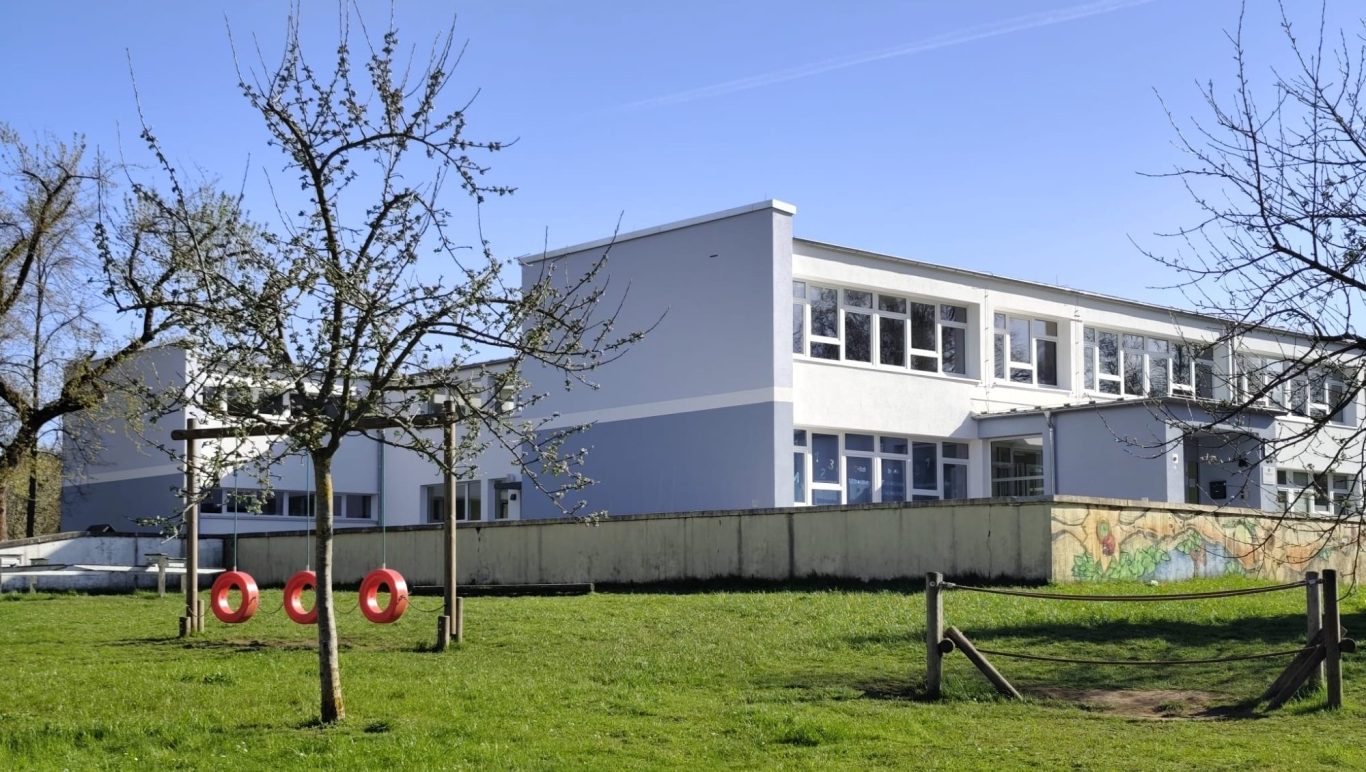 Vorderansicht der Kneipp-Grundschule "Saarbachtal" in Gera Vorderansicht der Kneipp-Grundschule "Saarbachtal" in Gera